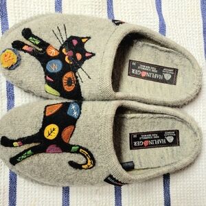Halflinger Women's Wool Slippers "Sassy" cat